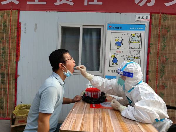 陕煤建设矿建二公司王峰项目部：高举防疫旗 严把输入关