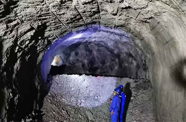 陕煤建设矿建三公司黑沟主溜井水平车场直巷与弯道段精准贯通