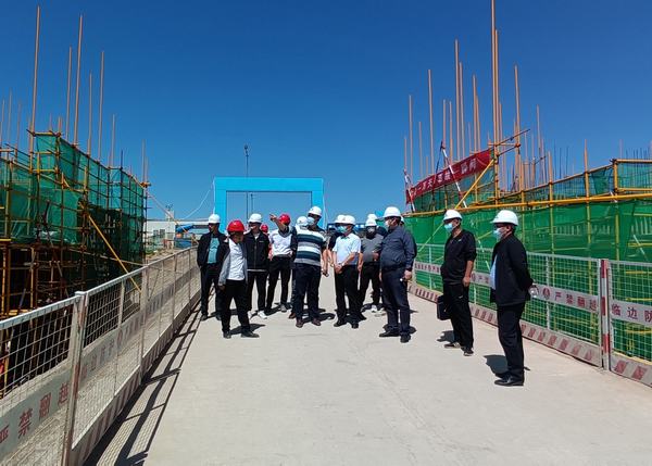 榆林城投集团总会计师朱志昌一行莅临榆溪希望城商住小区项目检查指导工作