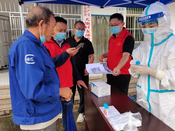 陕煤建设天工公司驻村工作队助力核酸采样 筑牢基层疫情防控“堡垒”