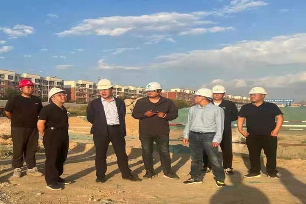 包头市东河区副区长杨建军一行莅临陕煤建设天工公司中润府(一期)项目指导工作