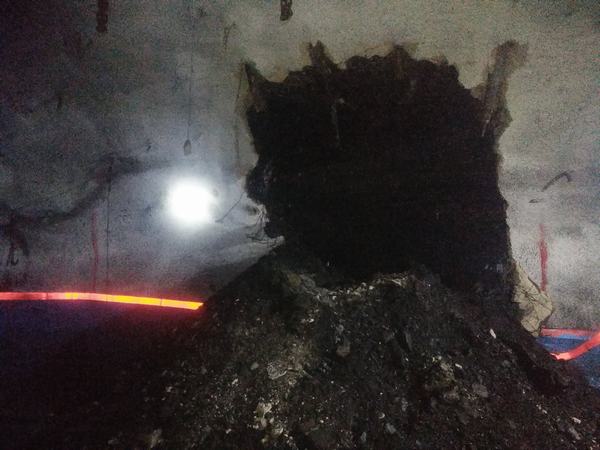 陕煤建设矿建二公司建庄项目部4-2306回风外段与302一部皮带机头控制硐室实现精准贯通