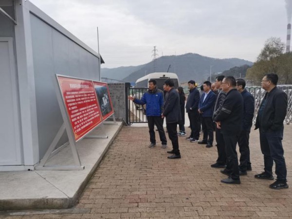 黄陵县政协主席朱小虎一行莅临黄陵年产40万立方煤矸石制陶粒项目进行调研指导