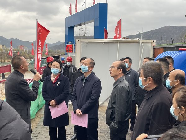 绥德县副县长万雁一行莅临陕煤建设路桥分公司绥德县第二净水厂项目检查指导工作