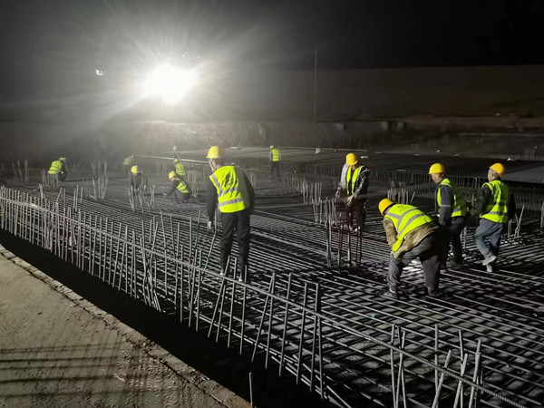 陕煤建设汉中分公司龙钢一次料场项目首个大体积混凝土底板顺利浇筑完成