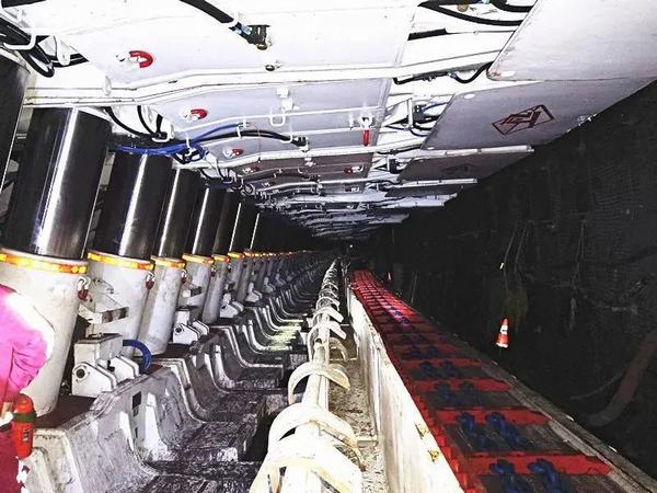 陕煤建设煤矿运营服务分公司：巴拉素项目部2101工作面安装会战正酣