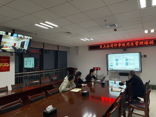 人人上讲台  个个当“专家”