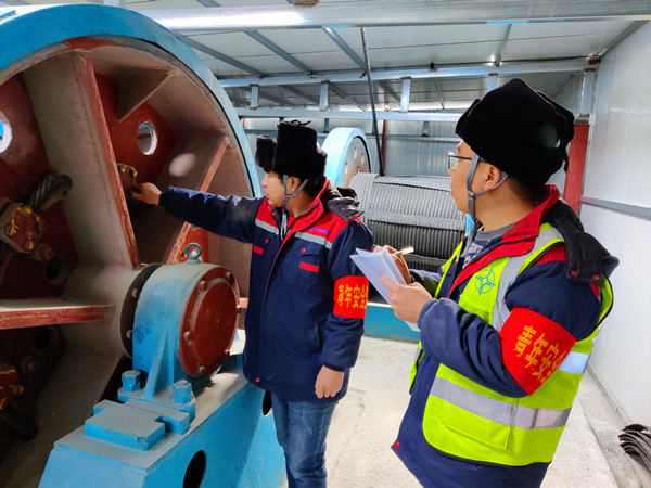 陕煤建设矿建三公司:随手拍,看青安岗员另类“show”安全