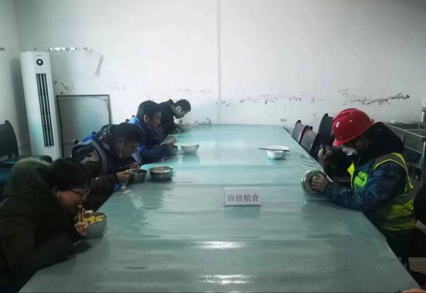 陕煤建设铜煤公司：冬至饺飘香 祝福含新意