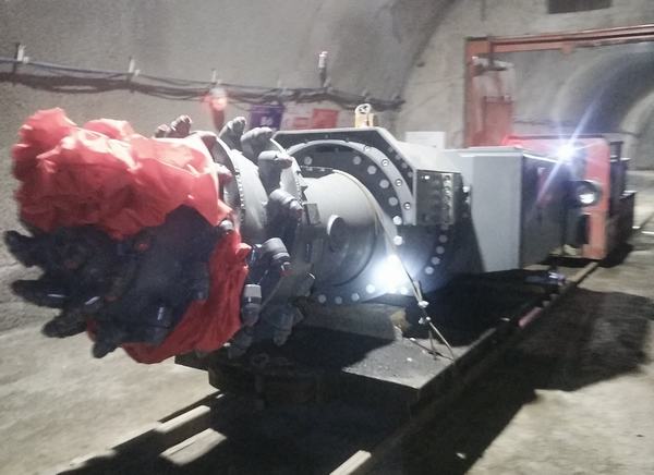 陕煤建设矿建二公司：百吨巨物与时间赛跑顺利完成下放组装