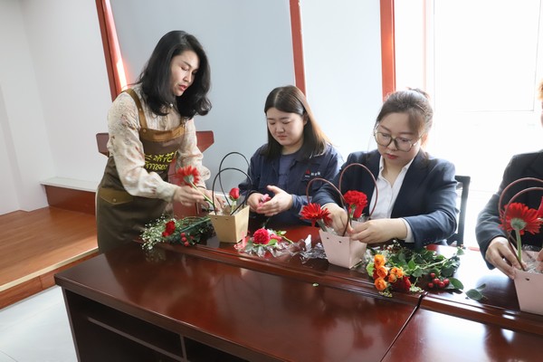 陕煤建设洗选煤运营公司开展“赴春天之约 绽巾帼芳华”插花活动