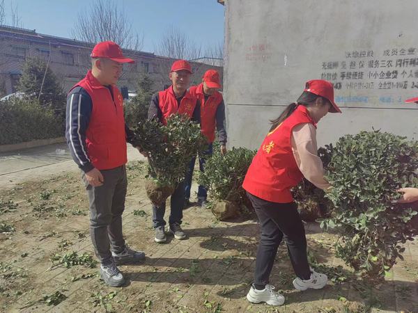 陕煤建设澄合分公司植树节里那一抹耀眼的“志愿红”