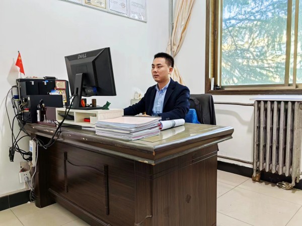 甘为人梯托青云 向阳桃李易为春