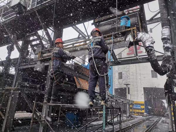 陕煤建设洗选煤运营公司柠条塔运营项目部：“断崖式”降温，工人“白头”力保生产