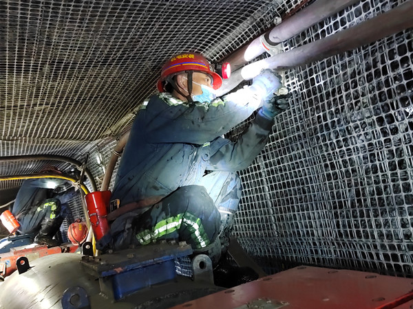 为坚守岗位的机电安装人点赞！