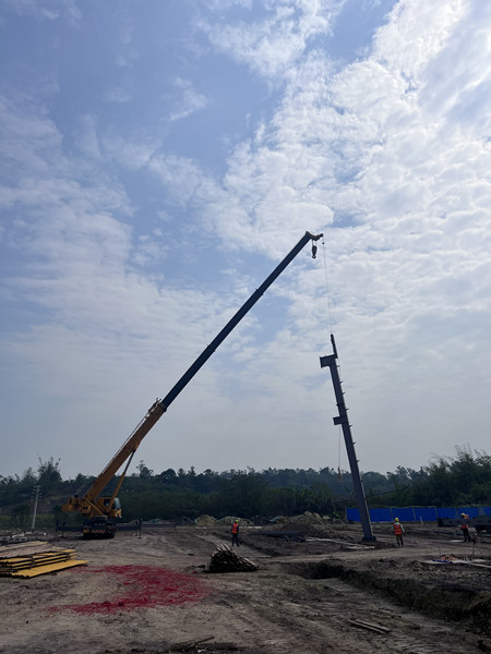 陕煤建设汉中分公司智能塔机制造项目钢结构首吊圆满完成