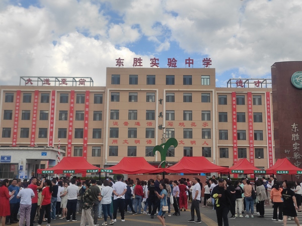 陕煤建设铜煤公司第五项目部开展“助力中考，爱心送水”志愿服务活动