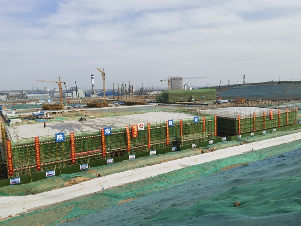 陕煤建设铜煤公司北元募投项目配套建设产氯装置公用工程项目产氯甘氨酸变电所和机柜间工程顺利封顶 