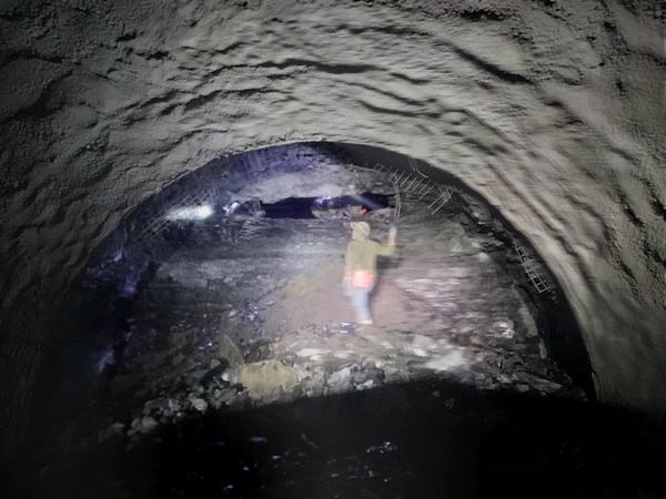 陕煤建设矿建二公司王峰项目部井下巷道顺利贯通