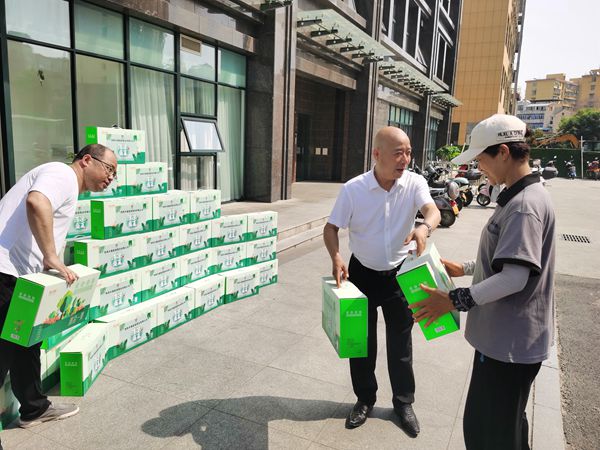 陕煤建设大秦置业公司：防暑降温送清凉 情系一线保平安