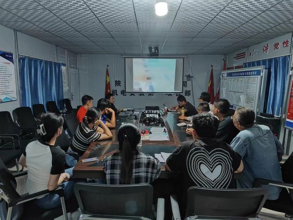 陕煤建设天工公司安装一部顺利完成胡家河（孟村）站系统配电控制工程箱变及配电柜吊装任务