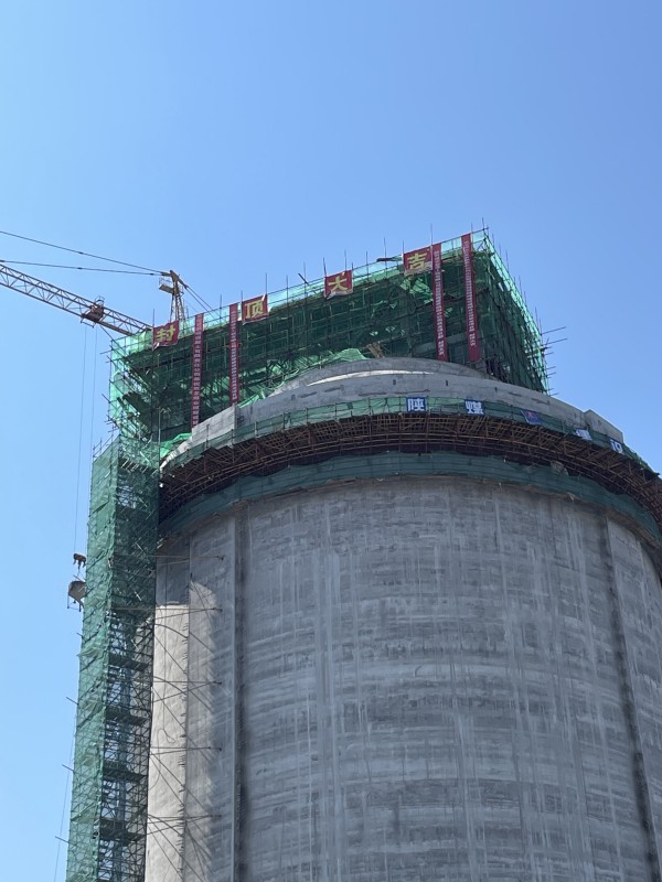 陕煤建设咸阳分公司承建的双龙煤业储煤设施改造项目末煤仓顺利封顶