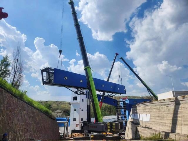 陕煤建设韩城分公司承建的煤矸石注浆充填综合治理项目转载点至制浆车间2#栈桥顺利完成吊装