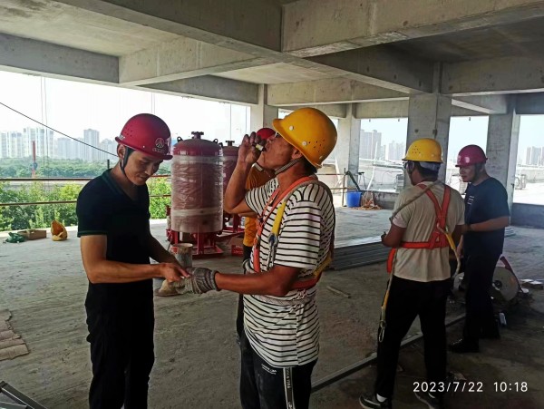 陕煤建设渭南分公司第一项目部:你战高温,我送清凉,这个夏天不服“暑”!