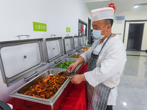 陕煤建设矿建三公司：走进职工食堂，品尝专“暑”美食