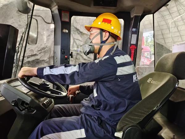 陕煤建设洗选煤运营公司神渭蒲城运营项目部：高温下坚守身影“暑”你最美