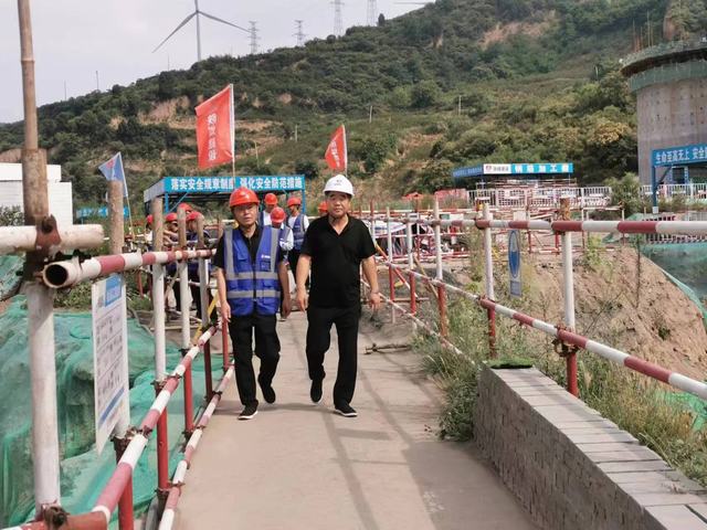 送清凉进工地 情暖一线建设人