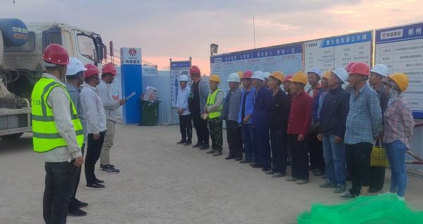 陕煤建设天工公司承建的彬长低热值煤660MW超超临界CFB示范项目储煤筒仓滑模施工顺利开滑