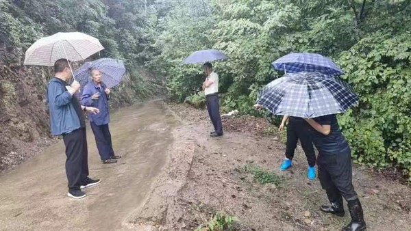 陕煤建设驻村工作队全力以赴打赢防洪防汛这场硬仗