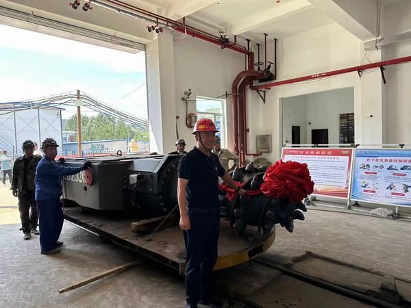 陕煤建设矿建二公司王峰项目部第三台硬岩综掘机顺利入井