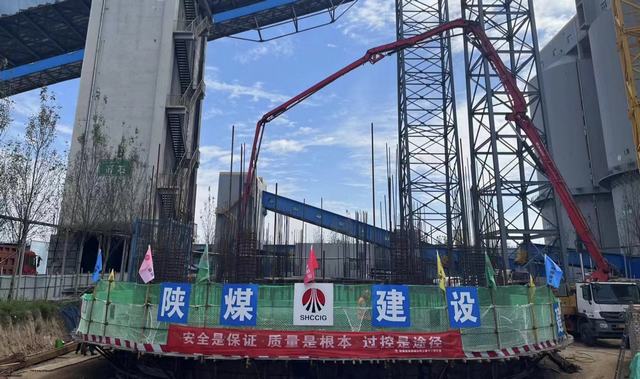 陕煤建设韩城分公司承建的文家坡矿选煤厂新建矸石仓滑模施工正式拉开序幕