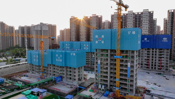 陕煤建设新龙城直属项目部:抢抓施工黄金季 开足马力保秋收