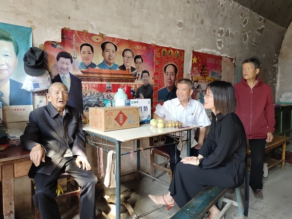 陕煤建设澄合分公司：初秋送温暖 爱心慰孤老