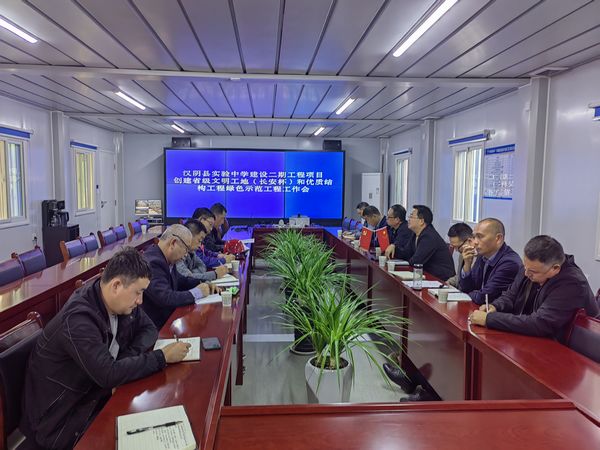 汉阴县住建局副局长吴金勇一行到陕煤建设天工公司承建的汉阴实验中学项目检查指导工作