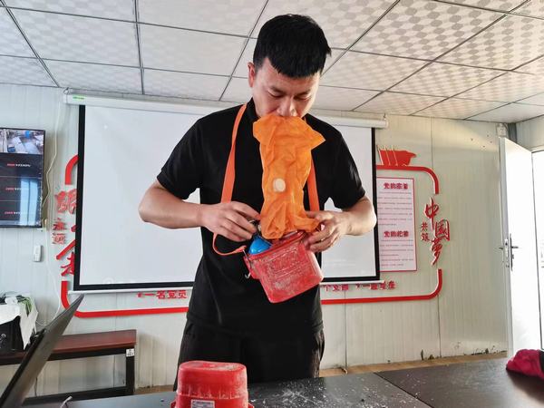 陕煤建设矿建二公司第一项目部开展压缩氧自救器培训工作