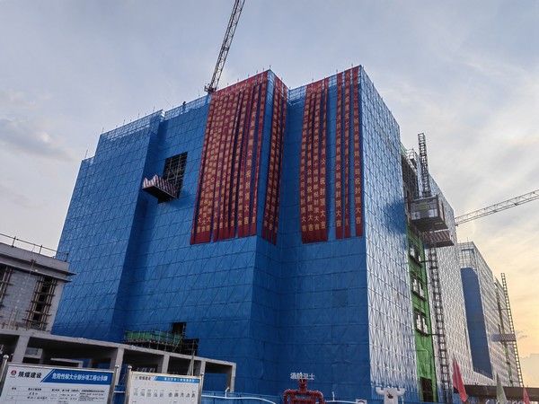 陕煤建设铜煤公司承建的巨灵科研服务中心项目主楼顺利封顶