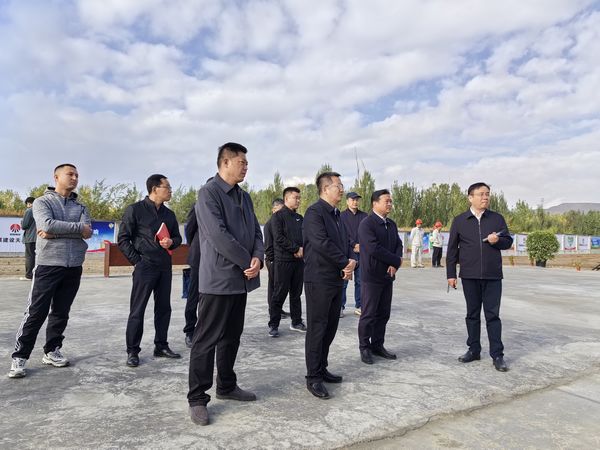 伊宁市委副书记黄伟莅临陕煤建设天工公司承建的伊宁储煤中心基地建设项目检查指导工作