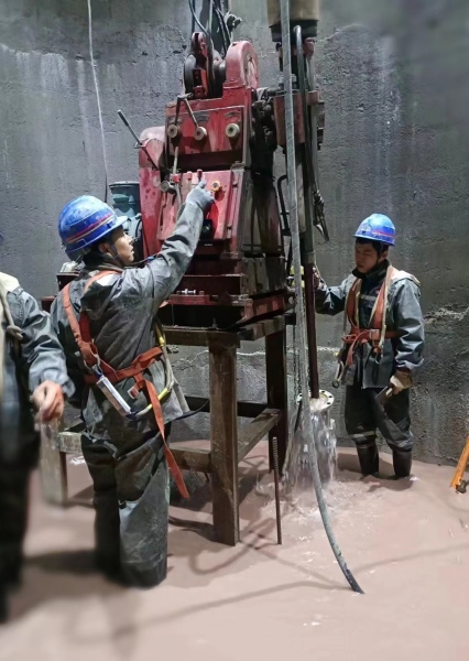 陕煤建设矿建三公司顺利完成井下探放水钻孔封堵工程