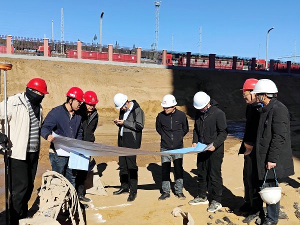 陕煤建设渭南分公司承建的小保当选煤厂技术改造建设项目2号原煤仓桩基工程顺利通过基坑验收