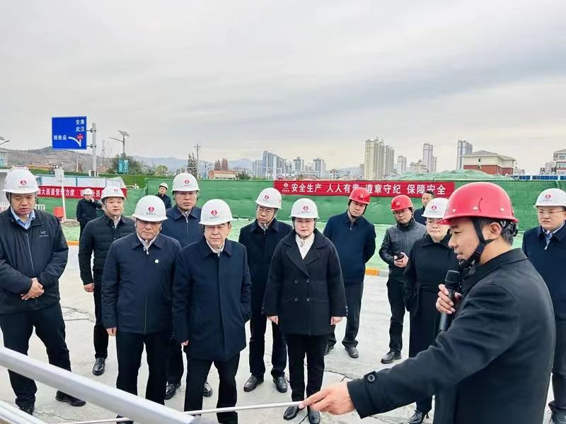 陕煤集团党委副书记、董事、总经理赵福堂视察建设集团承建的汉阴县实验中学项目