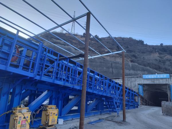 陕煤建设矿建二公司：王峰煤矿+25m水平至主斜井胶带联络大巷带式输送机改造调试运转工作顺利完成