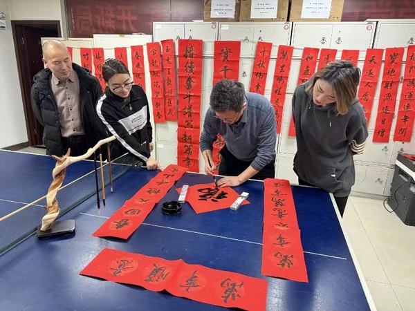 陕煤建设矿建二公司开展“翰墨飘香 迎新春 写春联 送祝福”活动