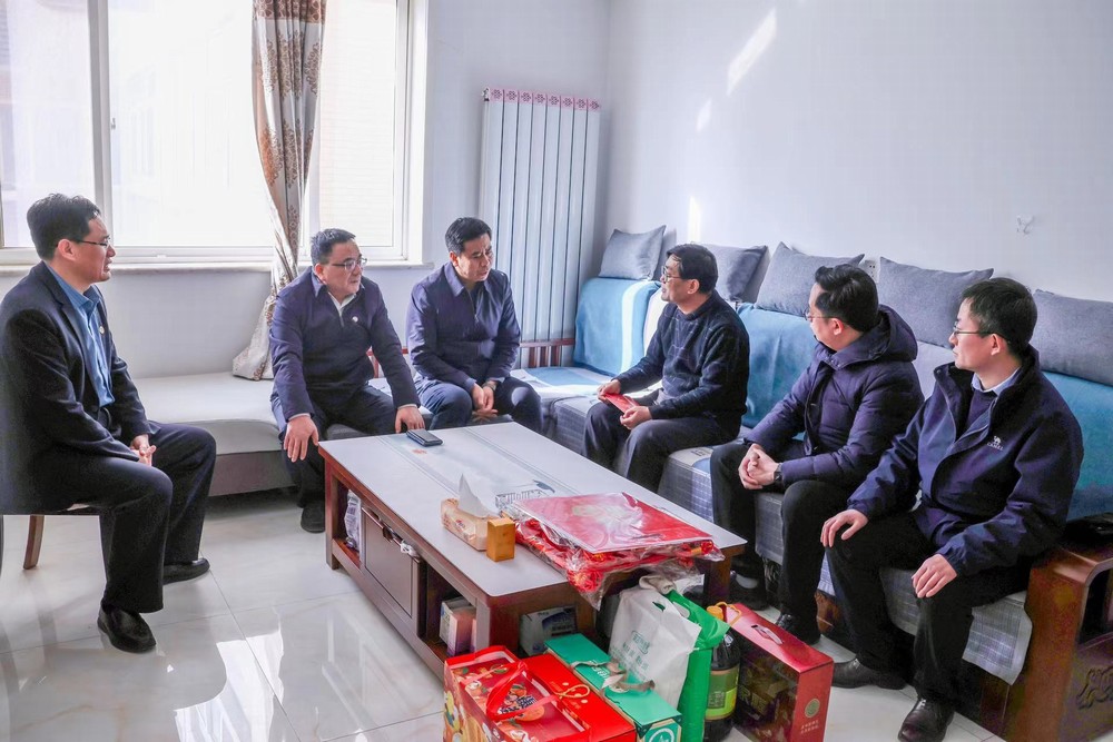 陕煤集团副总经理宋召军走访慰问建设集团困难职工