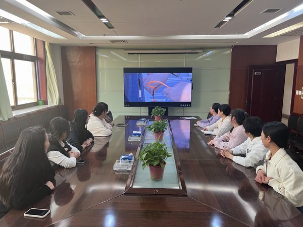 陕煤建设煤矿运营服务分公司：组织女职工观看巾帼劳模工匠大宣讲直播节目