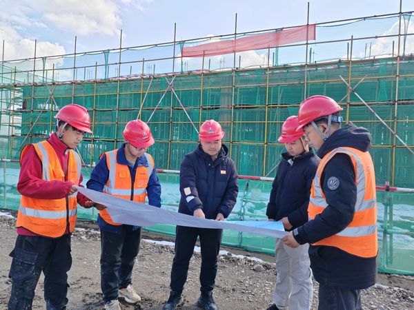 陕煤建设天工公司新疆第一项目部：夫妻举案齐眉在一线  双获先进比翼飞