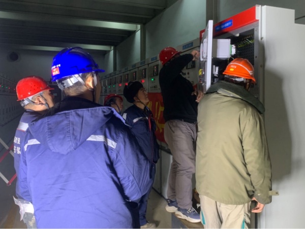 陕煤建设机电安装公司提前9小时完成并柜工作